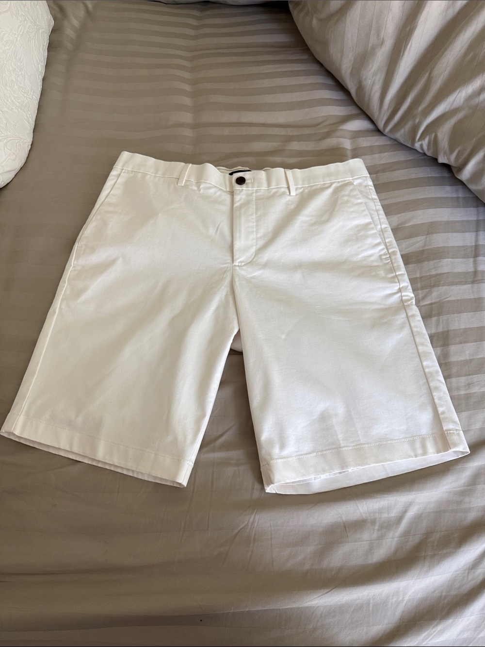 Banana Republic White Flat-Front Men’s Shorts